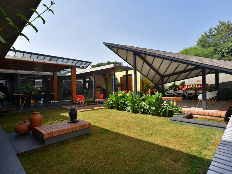The AA&E studio &mdash; the garden court and the folded roofs